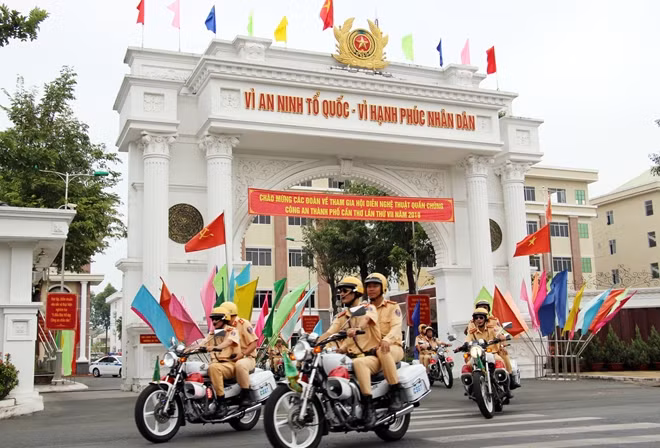 CSGT Công an TP Cần Thơ ra quân đảm bảo TTATGT trên địa bàn.