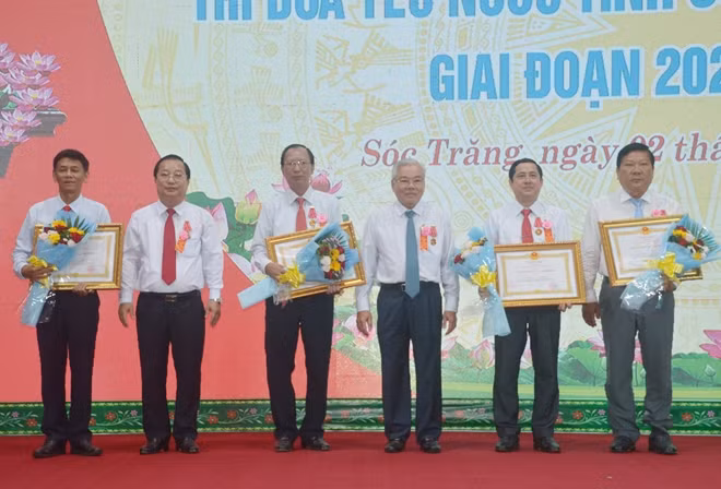 Lãnh đạo Tỉnh ủy, UBND tỉnh Sóc Trăng trao Huân chương Lao động hạng Nhì của Chủ tịch nước tặng các cá nhân xuất sắc.