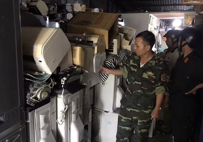 Cơ quan chức năng tỉnh An Giang bắt giữ hàng lậu là máy lạnh đã qua sử dụng.