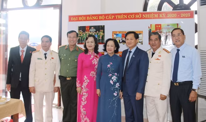 Đồng chí Trương Thị Mai chụp hình lưu niệm với các đại biểu dự Đại hội.