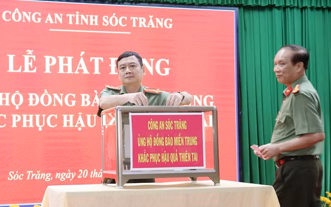 Ban Giám đốc Công an tỉnh ủng hộ đồng bào miền Trung khắc phục hậu quả thiên tai gây ra.