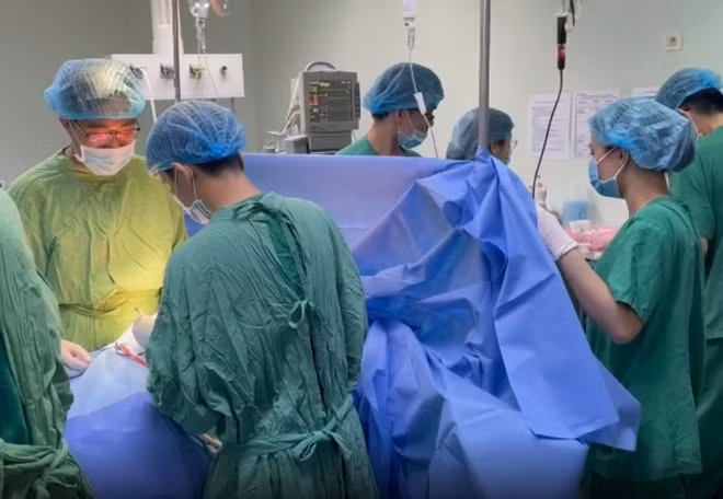 Các ê kíp BS đang phẫu thuật cho bệnh nhân.