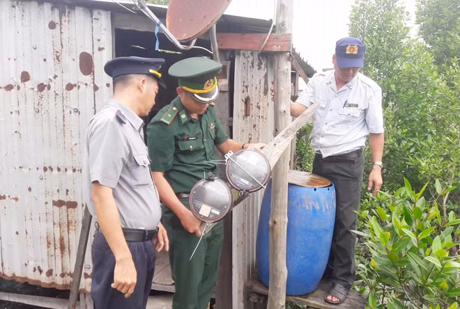 Cơ quan chức năng tỉnh Cà Mau phát hiện các thiết bị giám sát hành trình tàu cá gắn trên nóc nhà.