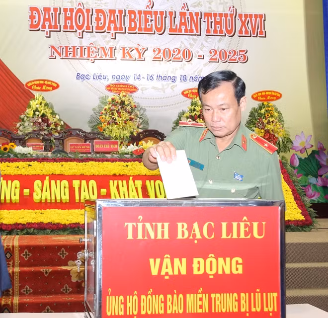 Các đại biểu ủng hộ đồng bào miền Trung bị thiên tai thời gian qua.