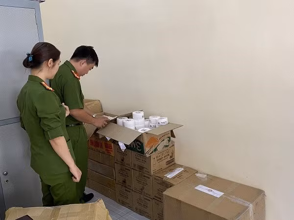 Công an quận Cái Răng tạm giữ lô hàng mỹ phẩm không có giấy tờ chứng minh đủ điều kiện.