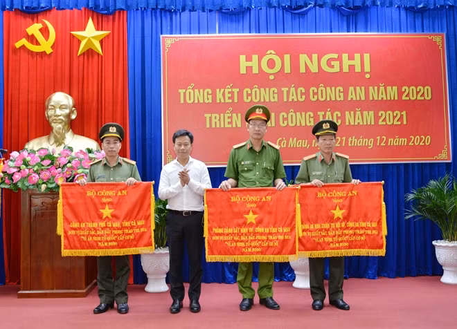 Chủ tịch UBND tỉnh Cà Mau Lê Quân, trao Cờ thi đua của Bộ Công an cho các đơn vị cơ sở thuộc Công an tỉnh Cà Mau.