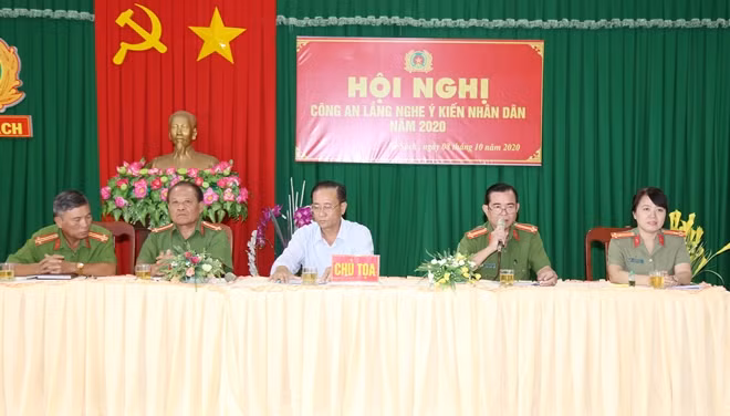 Ban Chỉ huy Công an huyện Kế Sách trả lời các ý kiến của nhân dân.