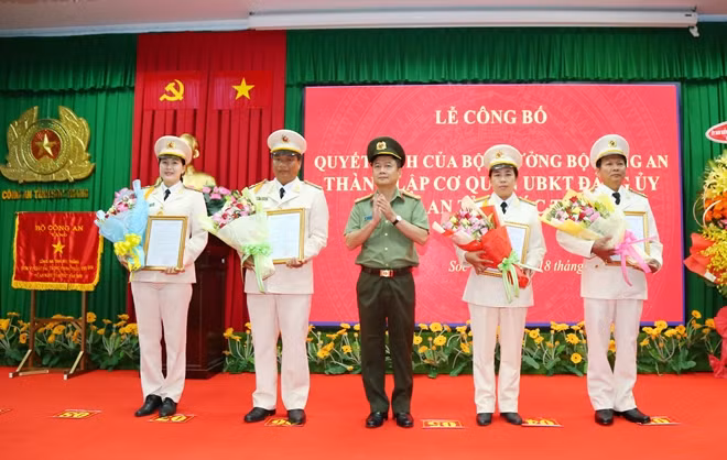 Đại tá Nguyễn Minh Ngọc, Giám đốc Công an tỉnh, trao Quyết định cho các đồng chí trong Cơ quan UBKT Đảng ủy Công an tỉnh.