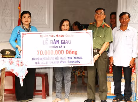 Công an tỉnh Bạc Liêu tặng nhà tình thương cho hộ nghèo ảnh 4