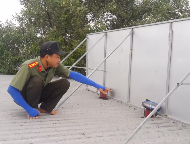 Cơ quan chức năng tỉnh Cà Mau phát hiện các thiết bị giám sát hành trình tàu cá gắn trên nóc nhà.