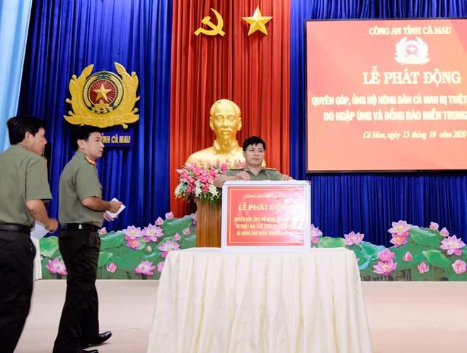 Ban Giám đốc Công an tỉnh Cà Mau phát động quyên góp ủng hộ đồng bào bị thiên tai trong và ngoài tỉnh.