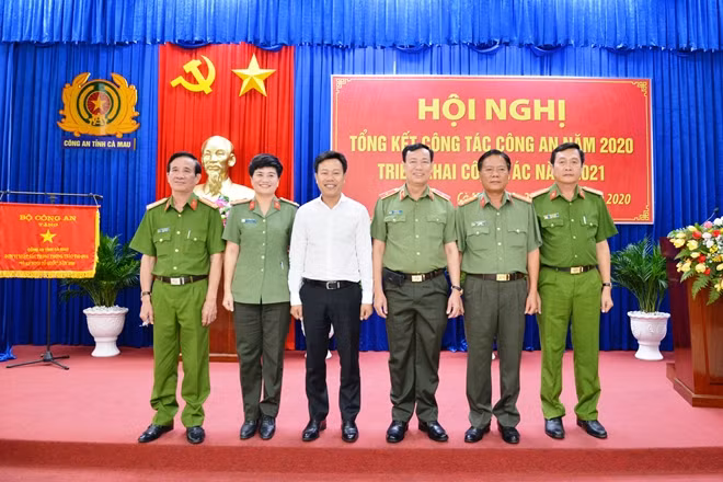 Thứ trưởng Lê Tấn Tới, Chủ tịch UBND tỉnh, cùng các đại biểu và Ban Giám đốc Công an tỉnh Cà Mau