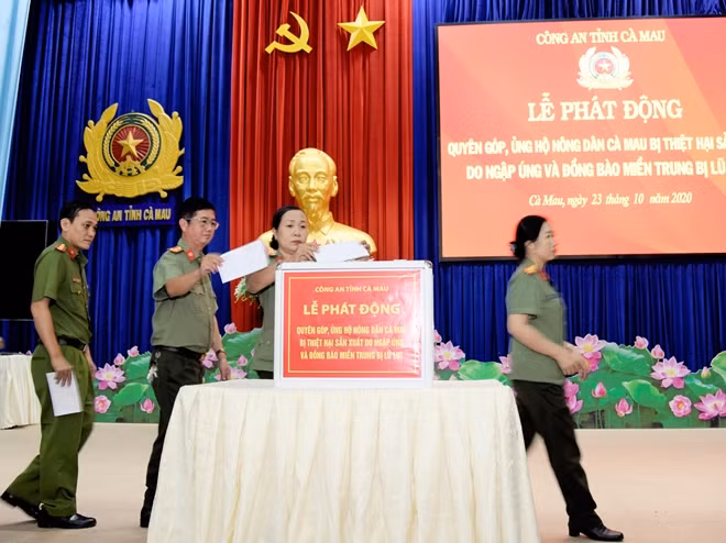 CBCS Công an tỉnh Cà Mau quyên góp ủng hộ đồng bào bị thiên tai, lũ lụt.