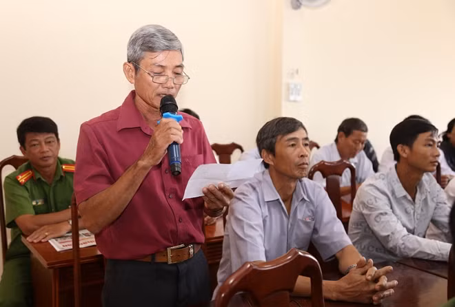 Người dân góp ý cho Công an huyện Kế Sách.