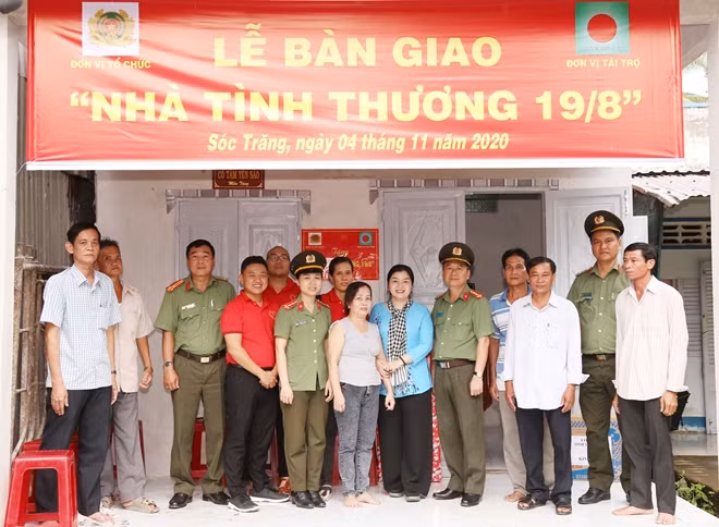 Căn nhà tình thương trị giá 100 triệu đồng được đặc cho gia đình chị Nga.