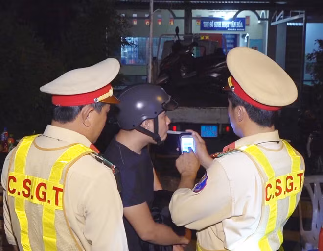 CSGT Công an tỉnh Cà Mau kiểm tra nồi độ cồn người điều khiển phương tiện giao thông.
