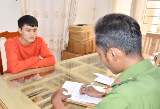 Đối tượng Đức (trái), tại cơ quan Công an (ảnh Thanh Cang).