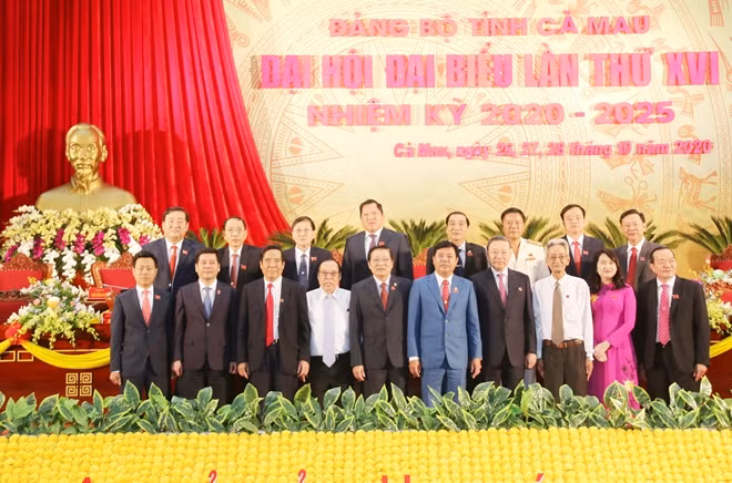Đại tướng Tô Lâm cùng các đại biểu và Đoàn Chủ tịch đại hội.