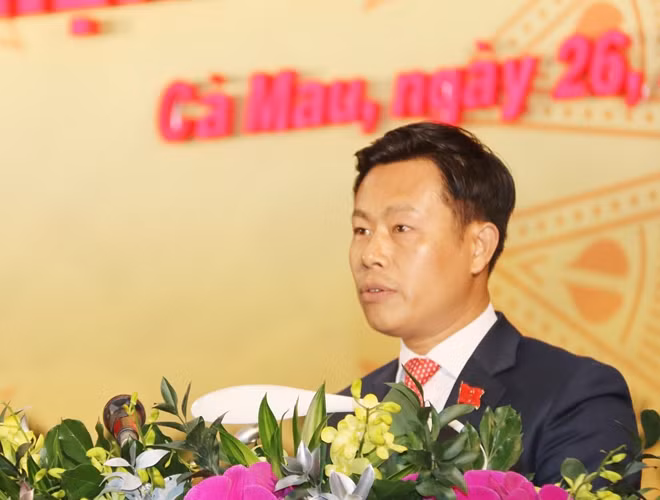Chủ tịch UBND tỉnh Cà Mau Lê Quân trình bày tóm tắt báo cáo chính trị tại Đại hội.