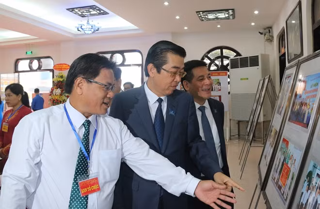 Các đại biểu tham quan một số hình ảnh trưng bày tại Đại hội.