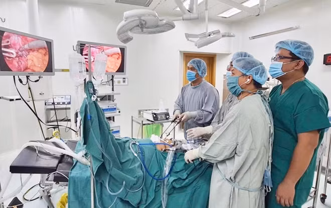 Các BS phẫu thuật nội soi cho bệnh nhân.