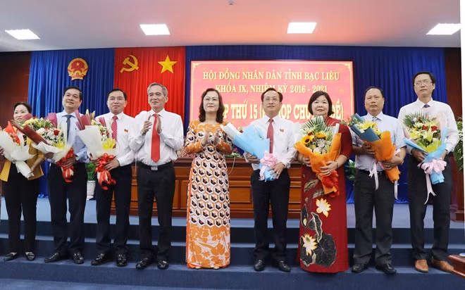 Lãnh đạo Tỉnh ủy Bạc Liêu tặng hoa chúc mừng các đồng chí trúng cử các chức danh.