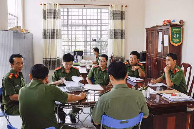 Đoàn công tác Công an TP Cần Thơ kiểm tra công tác thu thập CSDLQGVDC tại xã Nhơn Nghĩa, huyện Phong Điền.