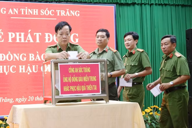 CBCS Công an tỉnh Sóc Trăng ủng hộ 700 triệu gửi đến đồng bào miền Trung khắc phục hậu quả thiên tai.