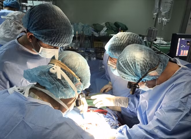 Các BS đang phẫu thuật cho bệnh nhân T.
