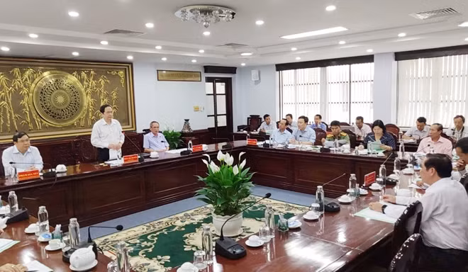 Các đại biểu tham dự buổi làm việc.