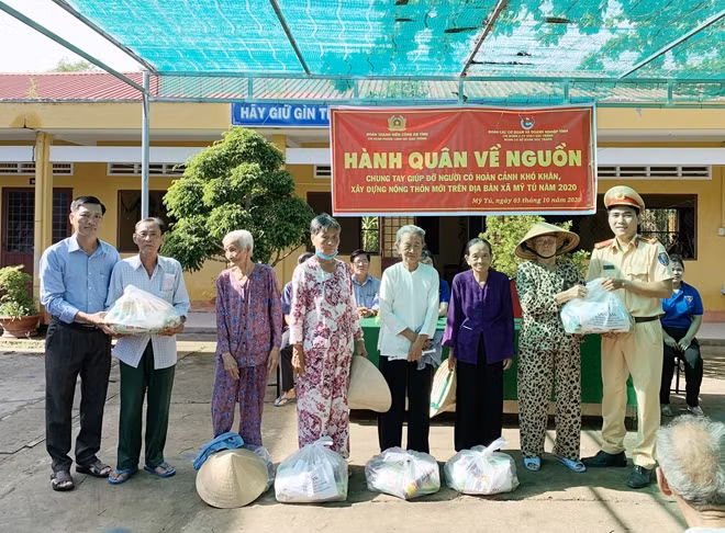 Tuổi trẻ các đơn vị tặng quà gia đình chính sách, khó khăn xã Mỹ Tú, huyện Mỹ Tú (Sóc Trăng).