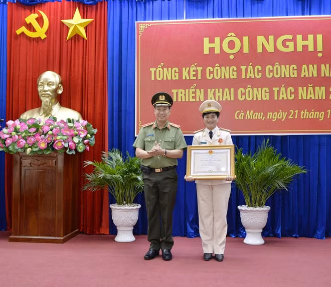 Thứ trưởng Lê Tấn Tới trao Huân chương Chiến công hạng Ba của Chủ tịch nước tặng Thượng tá Đoàn Thanh Thủy, Phó Giám đốc Công an tỉnh Cà Mau.