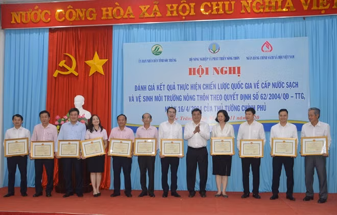 Khen thưởng các tập thể, cá nhân xuất sắc trong thực hiện Chương trình mục tiêu quốc gia.