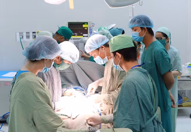 Các BS đang phẫu thuật tạo hình hậu môn cho bệnh nhân A.