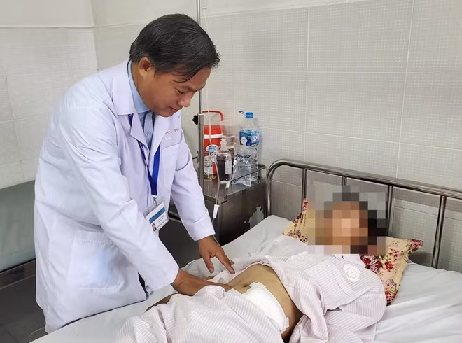 BSCK2 La Văn Phú thăm khám cho bệnh nhân.