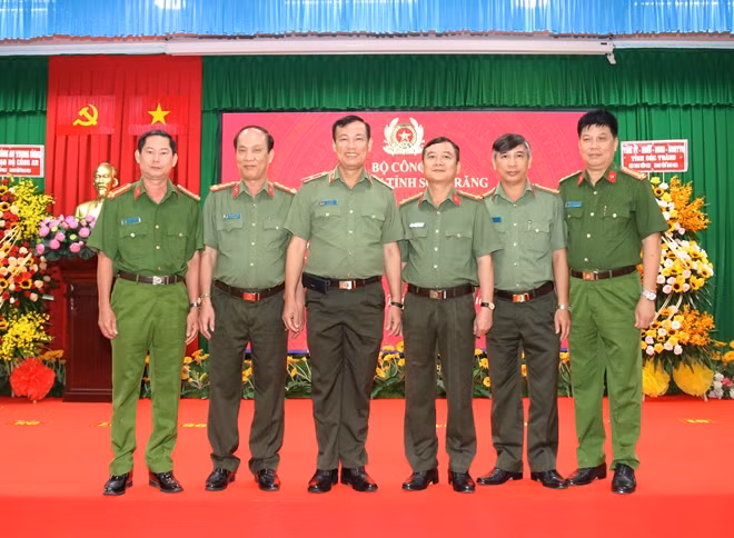Thứ trưởng Lê Tấn Tới cùng đại biểu và Ban Giám đốc Công an tỉnh Sóc Trăng.