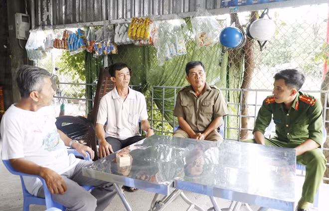 Anh Trần Hoàng Vũ (thứ 2 từ trái qua), thường xuyên trao đổi với Công an xã về tình hình ANTT địa phương.