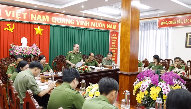 Đại tá Võ Văn Thăng, Phó Giám đốc Công an TP Cần Thơ, kiểm tra công tác thu thập CSDLQGVDC tại Công an huyện Phong Điền.