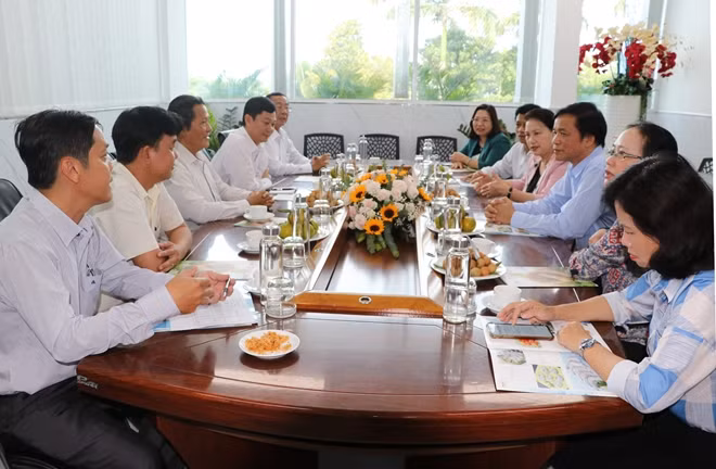 Chủ tịch Quốc hội Nguyễn Thị Kim Ngân thăm và làm việc với Công ty chế biến thủy sản Tài Kim Anh.