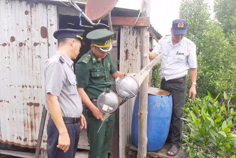 Thiết bị giám sát hành trình tàu cá gắn trên... nóc nhà 