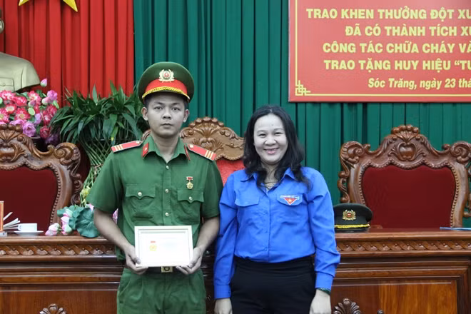 Thượng sỹ Lê Hoàng Khang nhận Huy hiệu "Tuổi trẻ dũng cảm".