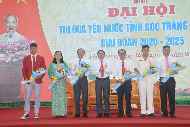 Thượng sỹ Lê Hoàng Khang (thứ 2 từ phải sang), tại Đại hội Thi đua yêu nước tỉnh Sóc Trăng giai đoạn 2020-2025.