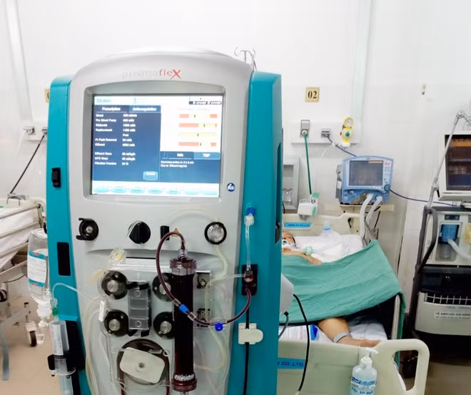 Bệnh nhân S. được lọc máu liên tục.