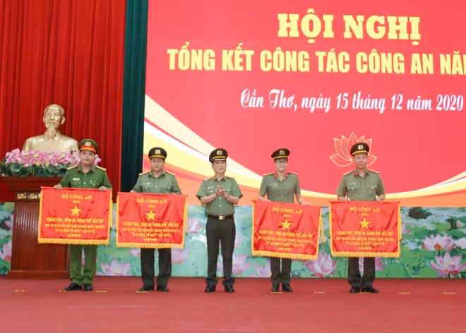 Thứ trưởng Nguyễn Văn Sơn trao Cờ thi đua xuất sắc của Bộ Công an tặng các đơn vị cơ sở thuộc Công an TP Cần Thơ.
