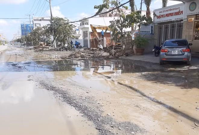 Bùn đất tràn cả ra đường.