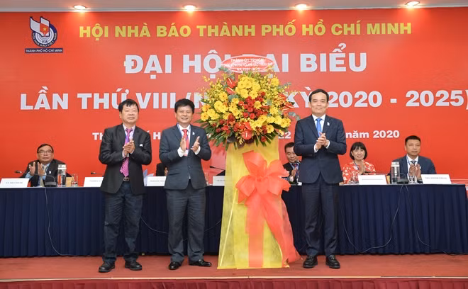 Đồng chí Trần Lưu Quang trao hoa chúc mừng Đại hội.