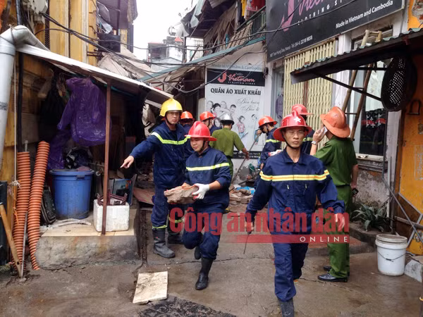 Ảnh: Xuân Trường. Di chuyển gạch vỡ, tìm kiếm người bị nạn. Ảnh: Xuân Trường.
