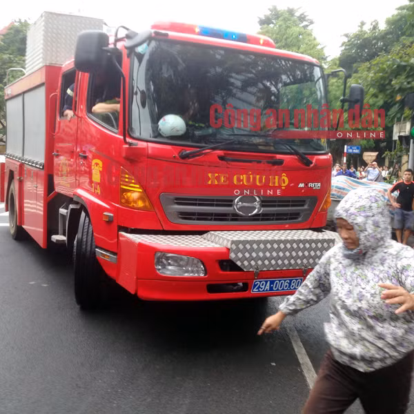 Xe cứu hộ đến hiện trường. Ảnh: Xuân Trường.