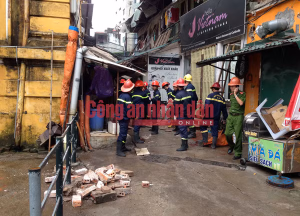 Cảnh sát PCCC có mặt tại hiện trường. Ảnh: Xuân Trường.
