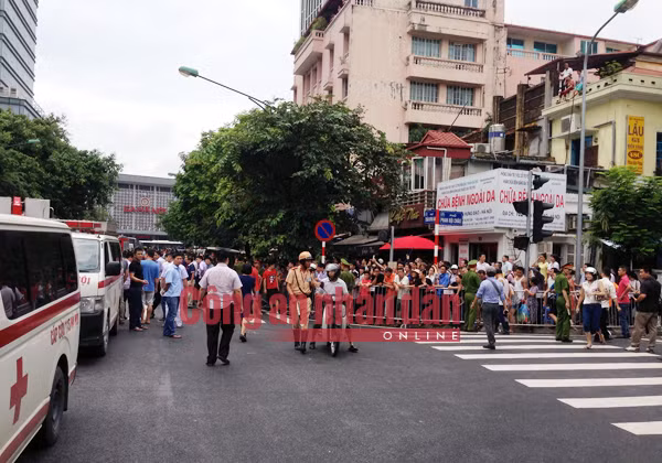 Đoạn phố Trần Hưng Đạo, khu vực gần Ga Hà Nội đã được phong tỏa để lực lượng chức năng thực hiện nhiệm vụ. Ảnh: Xuân Trường.